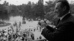 Czesław Miłosz w Łazienkach Królewskich. 1981 r. Fot. PAP/J. Undro