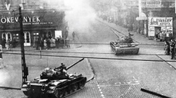 Sowieckie czołgi na ulicach Budapesztu (30.X.1956). Fot. PAP/KEYSTONE