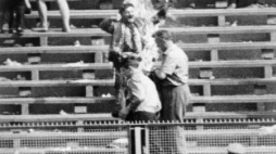 Samospalenie Ryszarda Siwca na Stadionie Dziesięciolecia w Warszawie (8 września 1968 r.). Fot. PAP/L. Łożyński  