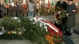 Składanie wieńców przy płycie przed Rotundą w Zamościu (2003). Fot. PAP/ M. Trembecki