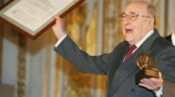 Jerzy Pomianowski uhonorowany Nagrodą im. Jerzego Giedroycia (2006). Fot. PAP/A. Wiktor