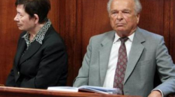 Oskarżeni w procesie o stan wojenny: Eugenia Kempara i Czesław Kiszczak (2009). Fot. PAP/L. Szymański