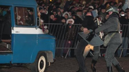 Inscenizacja starć z oddziałami ZOMO na Placu Zamkowym w Warszawie (2009). Fot. PAP/G. Jakubowski 