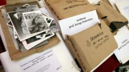 Zbiór dokumentów przekazanych do AAN. Fot. PAP/P. Kula