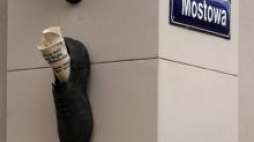 But Sławomira Mrożka na fasadzie budynku u zbiegu ulic Szerokiej i Mostowej w Toruniu. Fot. PAP/T. Żmijewski