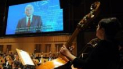 Jerzy Buzek przemawia przed koncertem w Polskiej Filharmonii Bałtyckiej w Gdańsku. Fot. PAP/B. Ostrowska