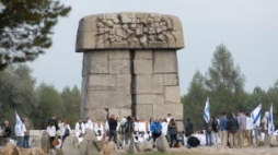 Izraelska młodzież na terenie byłego obozu zagłady w Treblince. Fot. PAP/P. Piątkowski