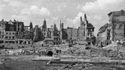 Wrocław, 1946. Ruiny Starego Miasta. Fot. PAP/CAF