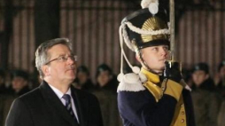 Prezydent Bronisław Komorowski podczas uroczystego apelu na dziedzińcu Belwederu. Fot. PAP/P. Supernak