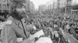 Waldemar Fydrych podczas happeningu "Karnawał żebraczy" we Wrocławiu (1990). Fot. PAP/A. Hawałej
