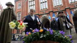 Składanie kwiatów pod Dębem Wolności przed Collegium Novum UJ (2006). Fot. PAP/J. Bednarczyk 