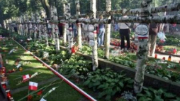 Cmentarz Wojskowy na Powązkach. Groby warszawskich powstańców. Fot. PAP/R. Pietruszka