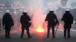 Warszawa, 11.11.2011. Święto Niepodległości. Starcia policji i uczestników "Marszu Niepodległości". Fot. PAP/P. Supernak