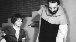 Marek Kondrat (L) i Andrzej Szczepkowski (P) w filmie "Historia żółtej ciżemki". Fot. PAP/W. Rozmysłowicz
