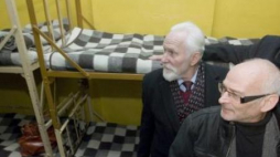 Byli internowani Jan Lityński i Gabriel Janowski w Zakładzie Karnym Warszawa Białołęka. Fot. PAP/P. Kula 