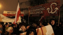 Apel pamięci przed domem gen. Wojciecha Jaruzelskiego. Warszawa, 12.12.2010. Fot. PAP/R. Pietruszka