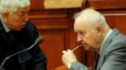Oskarżony Stanisław Kania w rozmowie z adwokatem w Sądzie Okręgowym w Warszawie. Fot. PAP/A. Hrechorowicz