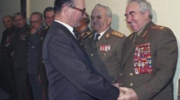 Gen. Wojciech Jaruzelski i marsz. Wiktor Kulikow. Warszawa 03.12.1986. Fot. PAP/J. Morek