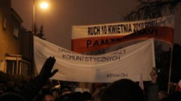 Apel pamięci przed domem gen. Wojciecha Jaruzelskiego. Warszawa, 12.12.2010. Fot. PAP/R. Pietruszka