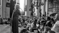 Występ prześladowanej przez reżim aktorki Haliny Mikołajskiej. Źródło: Reporter 