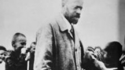 Janusz Korczak z dziećmi przed 1942 r. Fot. PAP