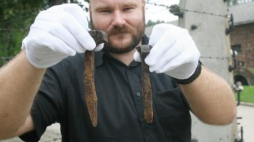 Zabytkowe szpile skradzione z KL Birkenau. Fot. PAP/J. Bednarczyk