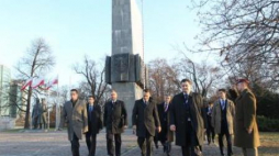 Uroczystości pod pomnikiem Powstańców Wielkopolskich w Poznaniu (2011). Fot. PAP/A. Ciereszko 