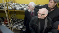 Byli internowani Jan Lityński (2L), Gabriel Janowski (L) w celi w Zakładzie Karnym Białołęka. Fot. PAP/P. Kula