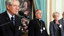 Jeden z organizatorów pomocy bp. Bronisław Dembowski (L) i Jan Kossakowski (2L). Fot. PAP/G. Jakubowski