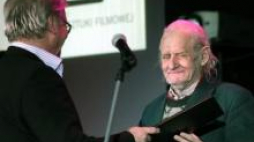 Jacek Bromski (L) wręcza nagrodę scenarzyście i reżyserowi Stanisławowi Manturzewskiemu (P). Fot. PAP/T. Gzell