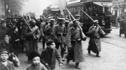 Jeńcy niemieccy przeprowadzani przez ulice Warszawy – październik 1914 r. Fot. CAW