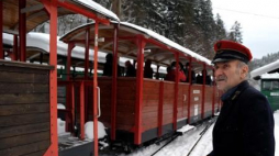 Dyżurny ruchu Stanisław Wróbel na stacji Bieszczadzkiej Kolejki Leśnej. Majdan, 21.01.2012. Fot. PAP/D. Delmanowicz