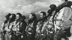 300 Dywizjon Bombowy - załoga samolotu "Lancaster". Fot. NAC