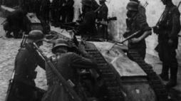 Powstanie Warszawskie. Niemcy do walk używają pojazdów Goliat. Fot. PAP/CAF