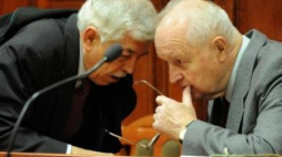 Oskarżony Stanisław Kania w rozmowie z adwokatem w Sądzie Okręgowym w Warszawie. 01.12.2011. Fot. PAP/A. Hrechorowicz