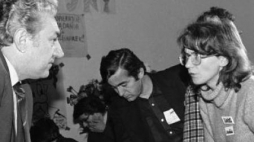 Alina Pienkowska i wicepremier Andrzej Jedynak - rozmowy Solidarności z rządem. Gdańsk, 16.11.1980. Fot. PAP/CAF