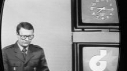 Andrzej Racławicki, prezenter TV i dziennikarz w wojskowym mundurze na ekranie telewizora. Fot. PAP/CAF/T. Zagoździński