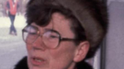 Anna Walentynowicz przed wejściem na teren Stoczni Gdańskiej. 22.01.1981. Fot. PAP/W. Kryński  