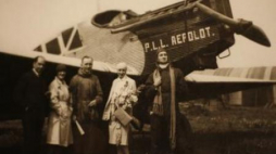 Od lewej: J. Drzewiecki (konstruktor RWD), J. Smosarska, F. Żwirko, H. Ordonówna i S. Wigura. Fot. PAP 