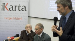 Od prawej: Zbigniew Gluza, Aleksander Gurjanow ze Stowarzyszenia Memoriał i Andrzej Wajda. Fot. PAP/P. Kula
