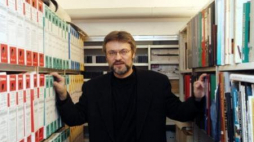 Prezes Ośrodka "Karta" Zbigniew Gluza w archiwum Ośrodka . Fot. PAP/R. Pietruszka