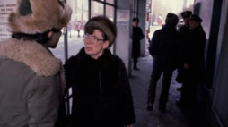 Anna Walentynowicz przed wejściem na teren Stoczni Gdańskiej. 22.01.1981. Fot. PAP/W. Kryński