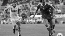 Janusz Kupcewicz i Sergei Baltacha. Barcelona. Mundial. Mecz Polska - ZSRR. 01.07.1982. Fot. PAP/A. Hawałej