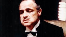 Marlon Brando w scenie z filmu "Ojciec chrzestny". Fot. PAP/EPA