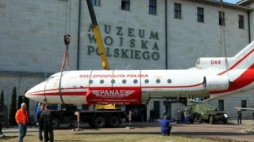 Ustawianie nowego eksponatu Muzeum Wojska Polskiego w Warszawie - rządowego Jaka-40 z 36. Fot. PAP/R. Pietruszka