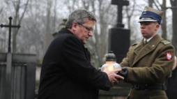 Prezydent Bronisław Komorowski na Powązkach przy grobie Adama Boryczki, oficera AK i WiN. Fot. PAP/J. Turczyk 