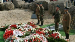 Uroczysty pochówek kpt. Władysława Raginisa i por. Stanisława Brykalskiego. Źródło: MHP