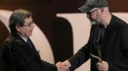 Reżyser filmu "Róża" Wojtek Smarzowski odbiera nagrodę z rąk aktora Janusza Gajosa. Fot. PAP/R. Pietruszka