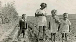 Dzieci Ulmów. Od lewej: Franuś, Stasia, Basia i Władziu. Fot. AIPN