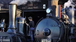 Wybory Miss Świata Parowozów. Wolsztyn, 2009. Fot. PAP/L. Muszyński